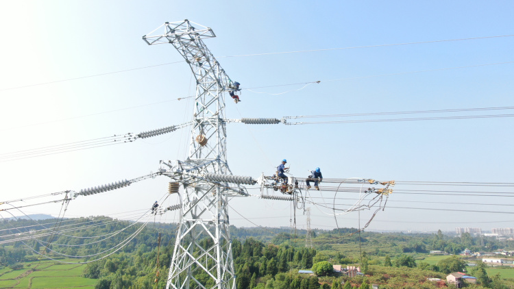 与高温“赛跑” 德阳电网建设不停，为经济冲刺注入强劲电动力