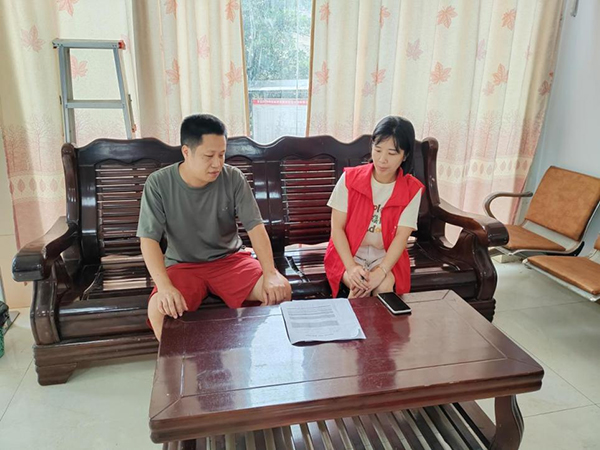 宜宾珙县珙泉镇：帮办代办“零距离” 便民服务“暖人心”_fororder_珙泉镇文聚社区帮办代办员为群众办理服务事项